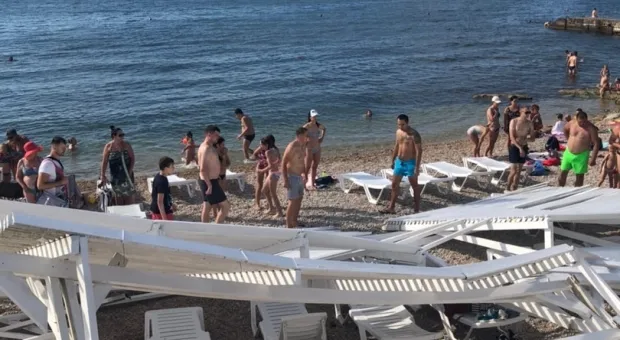 В Севастополе на пляжников обвалился навес