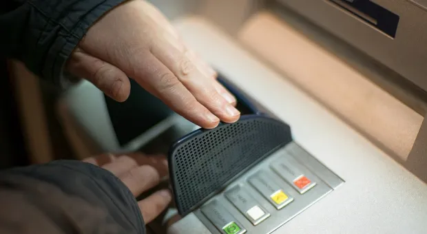 Крупнейший российский банк стал брать деньги за переводы через банкоматы