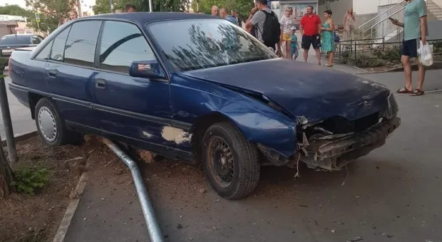 Под «косым» углом: в Севастополе водитель снёс дорожный знак 