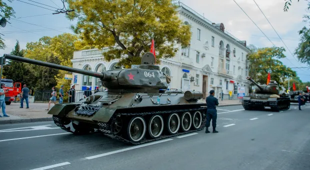 Парад Победы в Севастополе отличился происшествием с танком 
