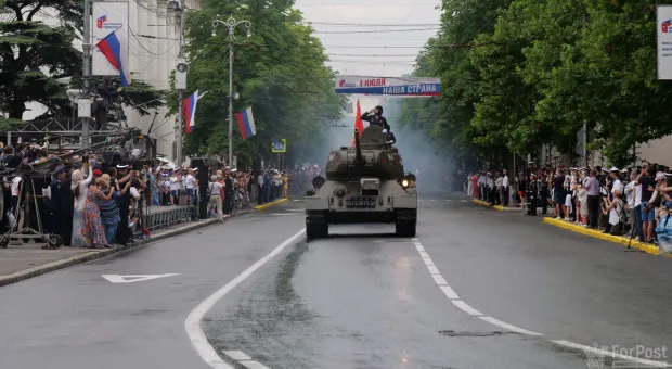 Дым, скрежет и стук каблучков: весь Парад Победы в Севастополе за пять минут 