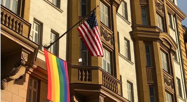 Радужный флаг на здании посольства США в Москве развеселил МИД РФ