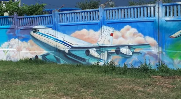 Гигантское граффити появилось на территории главного аэропорта Крыма