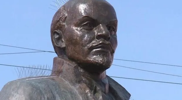 «Ирокез» с шипами сделали памятнику Ленина в Магадане