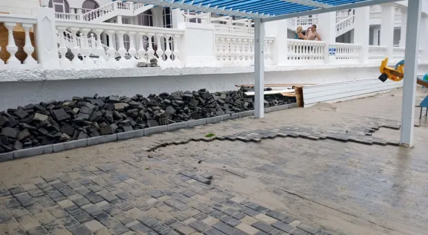 В Севастополе небольшой шторм уничтожил только что отремонтированный пляж