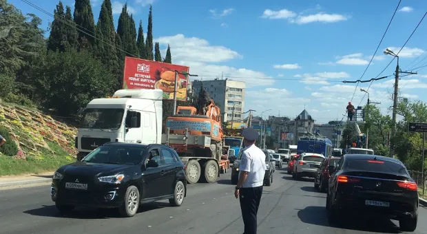 В Севастополе трал с экскаватором устроили транспортный коллапс