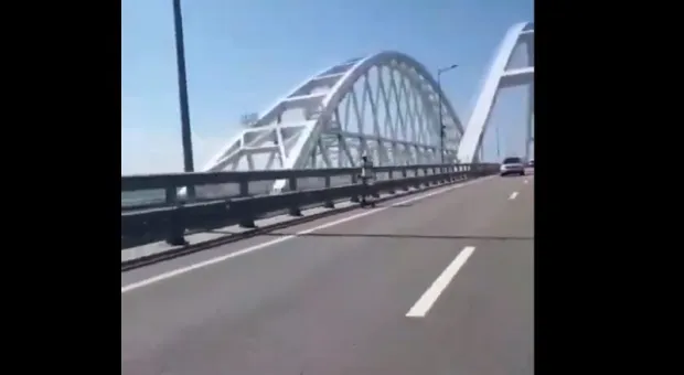 Пешеход на самокате пересек Крымский мост