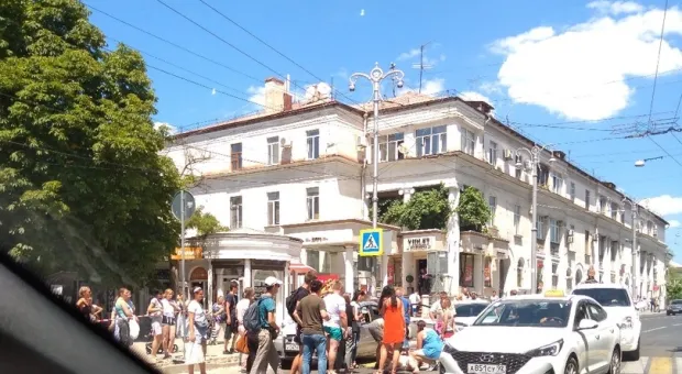 В центре Севастополя пешеход попал под колёса стоявшего автомобиля
