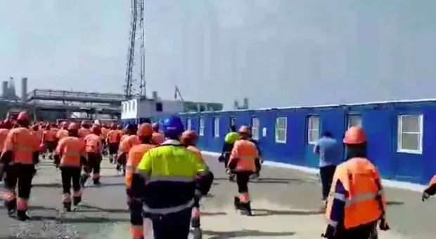 Сотни мигрантов устроили погром на амурском заводе «Газпрома»
