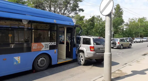 В Севастополе джип преградил дорогу троллейбусу