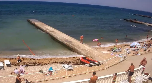 На севастопольском пляже нелегально продают места под солнцем