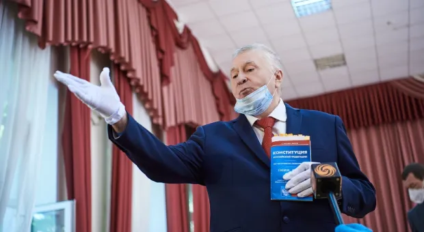 Жириновский призвал карать не признающих Крым политиков