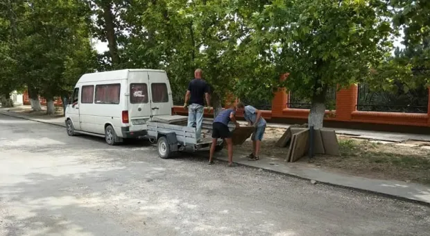 В Крыму неизвестные средь бела дня украли тротуар