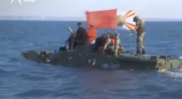 Водолазы не нашли утонувшую в Керченском проливе бронемашину 