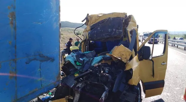 Восемь человек погибли в аварии с микроавтобусом в Крыму (обновлено)