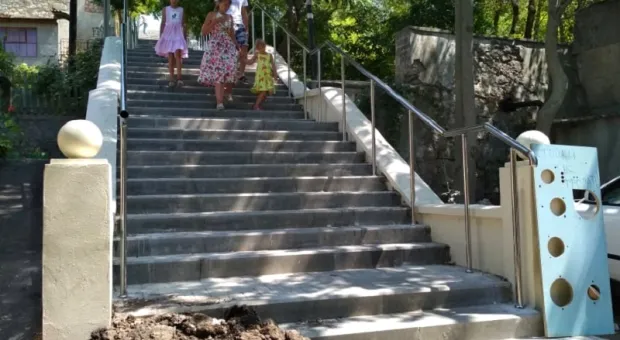 В Севастополе доводят до ума опасную лестницу