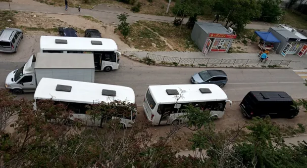 Перевозчики Севастополя от отчаянья развернули стихийную стоянку автобусов