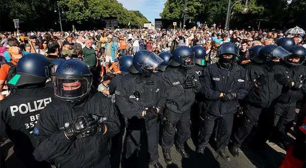 Полицейские пострадали в ходе акции против ограничений из-за COVID-19 в Берлине