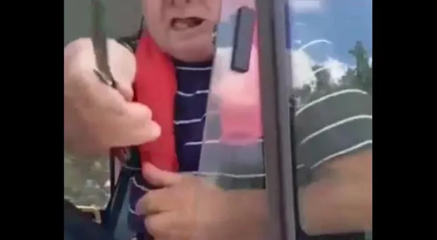 «Русская свинья»: в Крыму водитель маршрутки размахивал ножом перед пассажиром 