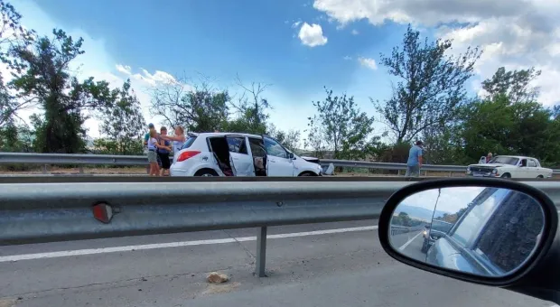 На выезде из Севастополя произошла странная авария
