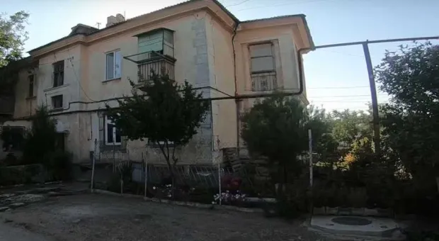Грозящий рухнуть вместе с людьми дом в Севастополе расселят до 2022-го