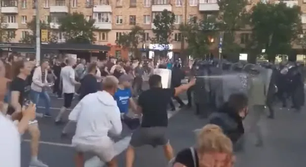 «Мирные протестующие» в Белоруссии атаковали ОМОН. Видео