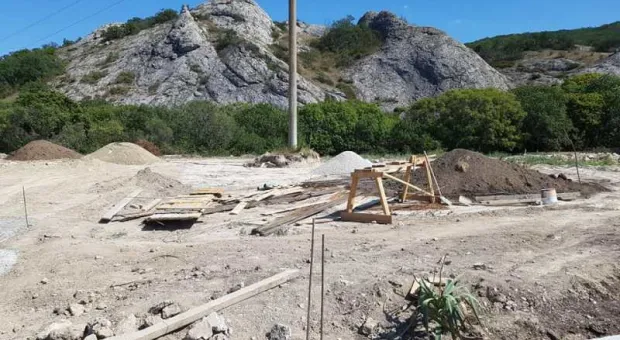 «Пока все спали»: в Крыму подступы к заповеднику закатали в бетон 