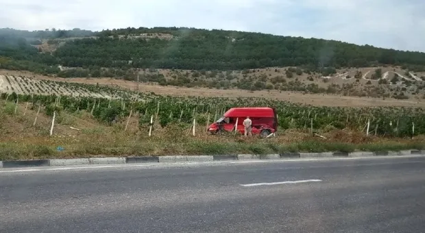 Микроавтобус улетел в виноградник от столкновения с легковой и военным грузовиком в Севастополе 
