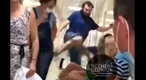 В севастопольской поликлинике случилась драка из-за сидения на чужих ногах 