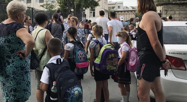 Фотографии толп детей под школами дошли до главы Севастополя