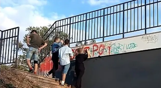 В Севастополе подростки-хулиганы изрисовали новый парк «Учкуевка»