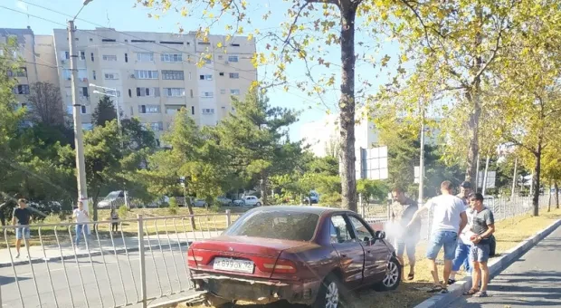 В Севастополе госпитализирован пассажир после лобового столкновения с деревом