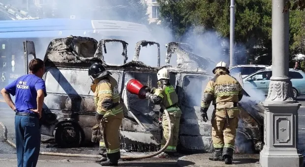 В центре Севастополя сгорел микроавтобус
