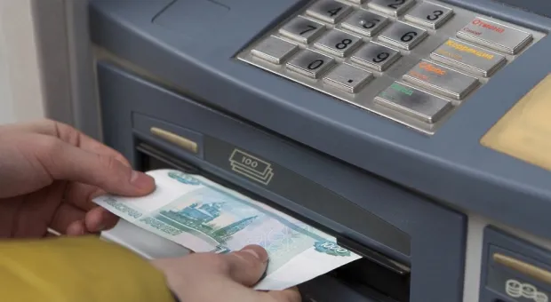 Россиян предупредили об опасности хранения пенсий на банковских картах