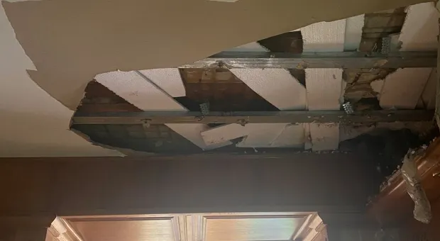 В квартире многодетной мамы в центре Севастополя обрушился потолок