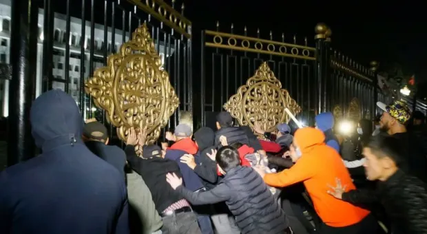 Протестующие в Киргизии взяли штурмом здание правительства