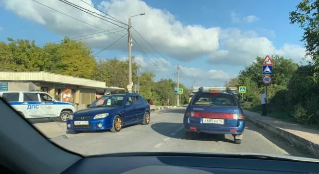 В Севастополе двое на мопеде влетели в такси 