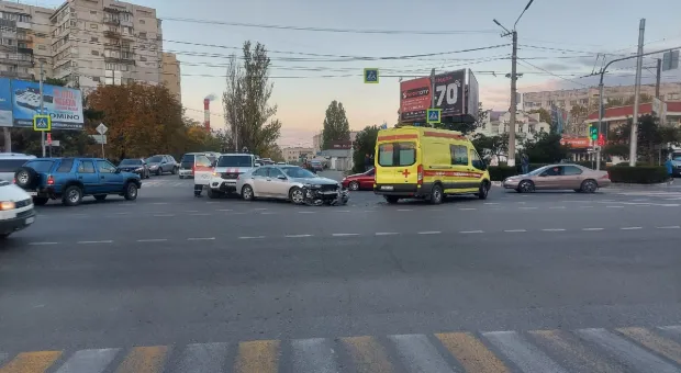 Севастопольский водитель одним махом врезался в скорую и в машину спасателей