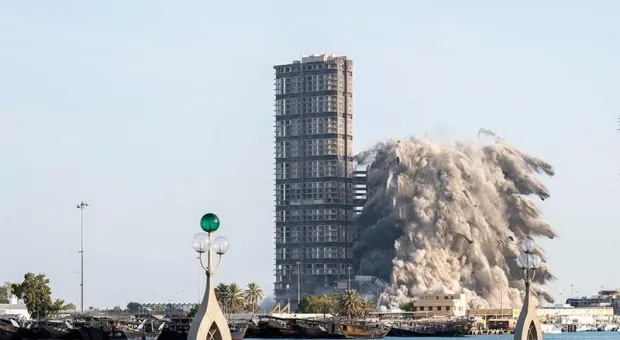 В ОАЭ за 10 секунд взорвали четыре небоскрёба