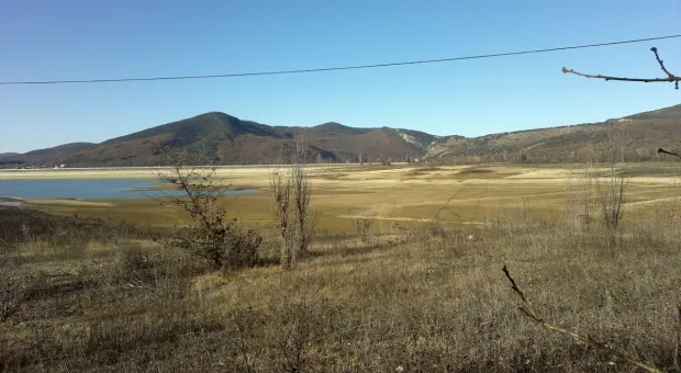 «Превращается в помойку»: в Чернореченском водохранилище снова увидели нечистоты