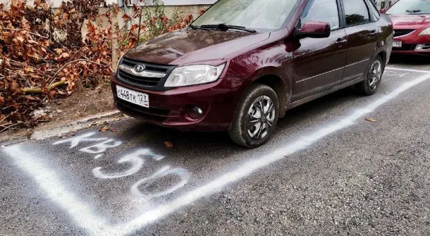 Ушлые крымчане сами себе рисуют парковки