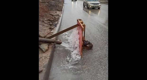 В столице Крыма вместо кранов воду подают на дороги
