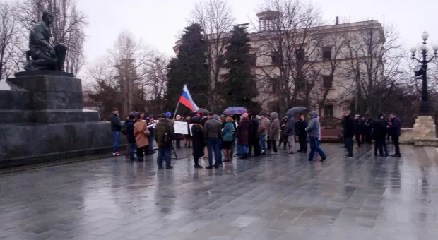 В Севастополе митингуют против химатаки и просят установить «роль Лебедева» 