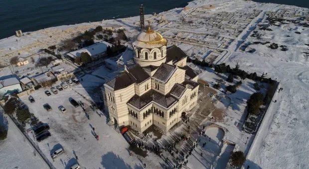 Крещенские омовения севастопольцев прошли со снегом и оркестром