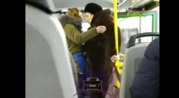 «Иди отсюдова»: кондуктор автобуса отпинала пассажирку без маски