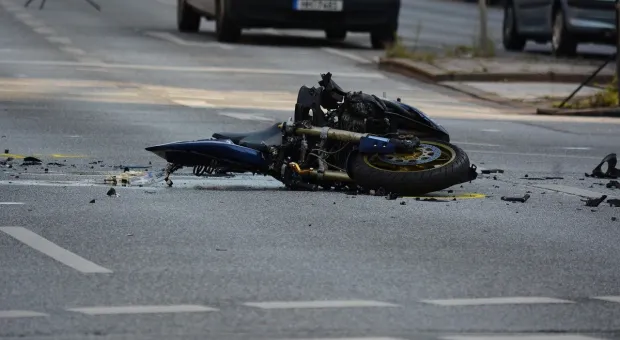 Автомобиль врезался в мотоциклиста на севастопольской дороге