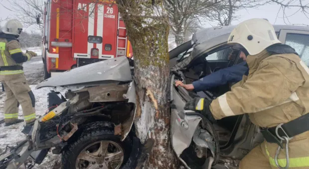 Сотрудники МЧС Крыма спасали водителя, которого зажало в машине