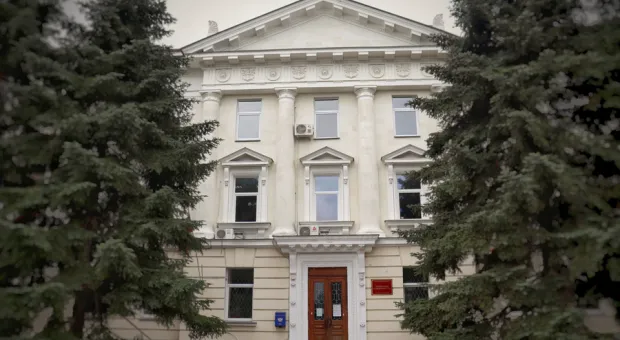 Скандал с уволенным учителем в Севастополе перейдёт в суд