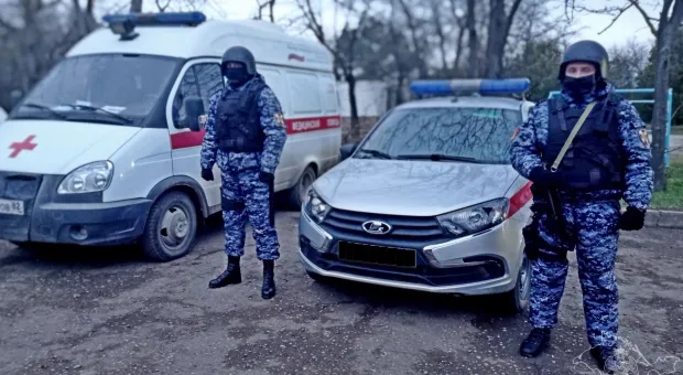 Крымские росгвардейцы пробивали медикам дорогу к раненой женщине