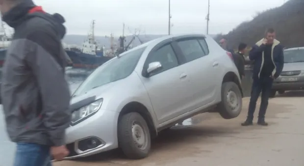 Севастопольцы парковались в море и таранили машины Росгвардии